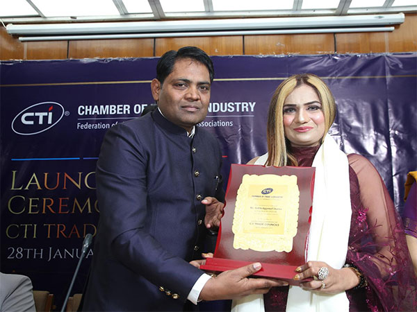 Shikha Aggarwal Sharma receiving an industry recognition
